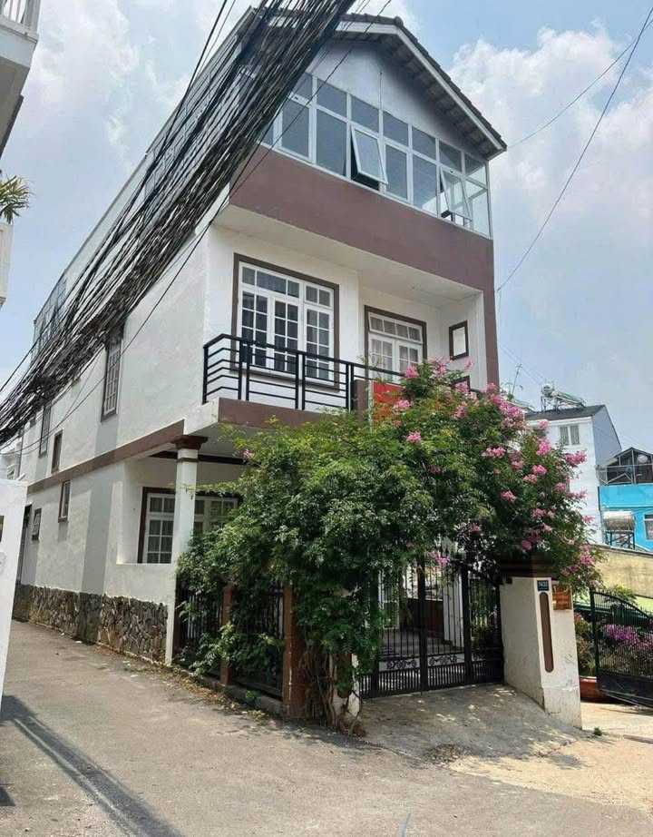 Nhà 2 mặt tiền Phù Đổng Thiên Vương, Đà Lạt 105.6m² giá 9.5 tỷ - Đầu tư sinh lời ngay!