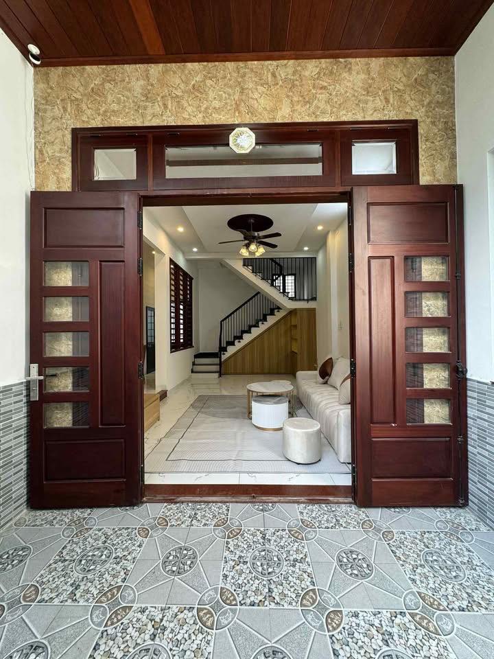 Nhà 3 tầng mặt tiền kiệt Hoàng Diệu 55m² giá 4.86 tỷ - Full nội thất, thoáng mát!