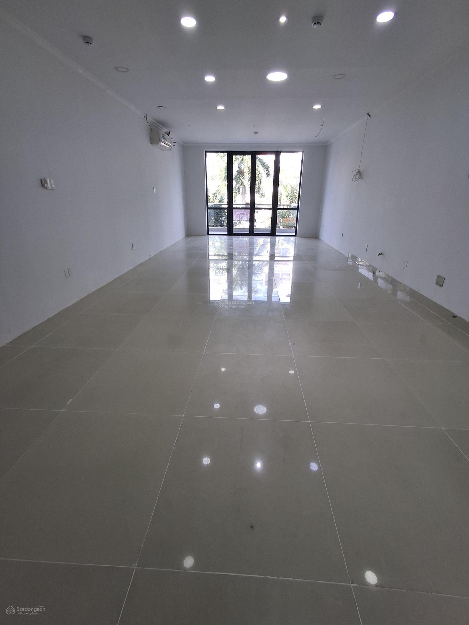 Cho thuê tòa văn phòng nguyên căn Quận 7 - Diện tích 500m² giá 70 triệu - Khu vực sầm uất, tiện lợi!