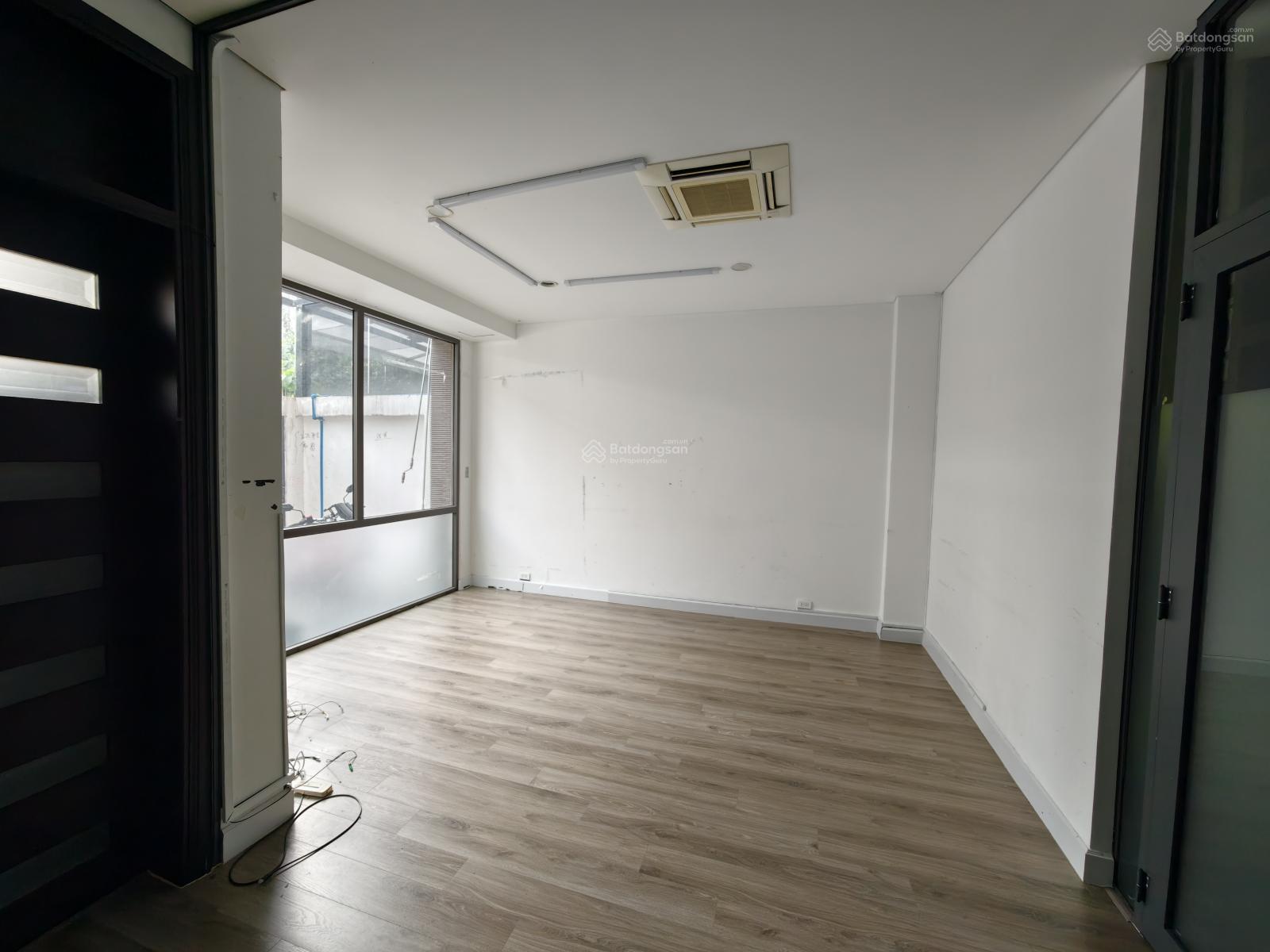 Cho thuê văn phòng HaDo Centrosa Garden 352m² - Mặt tiền rộng, an ninh đảm bảo!