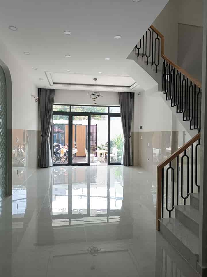 Nhà cho thuê 5x20m mới xây, 4PN, sân ô tô, KDC Hồng Long, Thủ Đức - Chỉ 22 triệu!