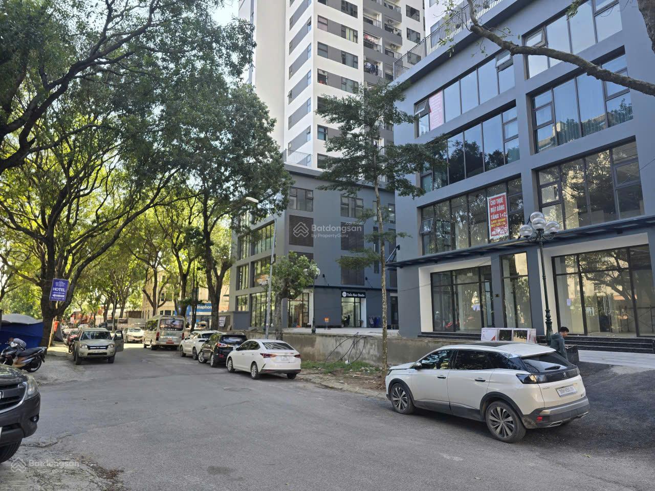 Cho thuê shophouse tại khối đế chung cư Athena Pháp Vân 350m² giá 75 triệu - Mặt tiền 17m nổi bật!