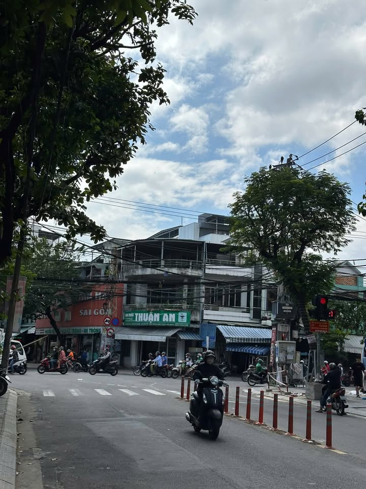 Bán gấp khách sạn 5 tầng Tôn Thất Đạm 90m² giá 15 tỷ - Doanh thu ổn định ngay!