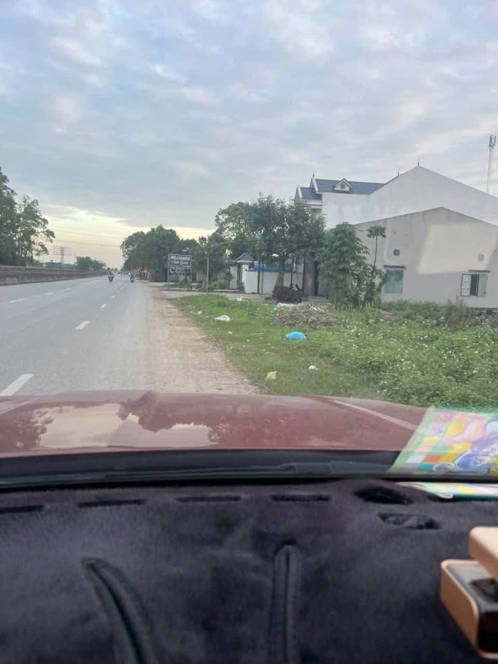 Đất nền Quốc lộ 1A Quảng Bình 100m² giá 1.1 tỷ - Vị trí đẹp, hướng Đông!