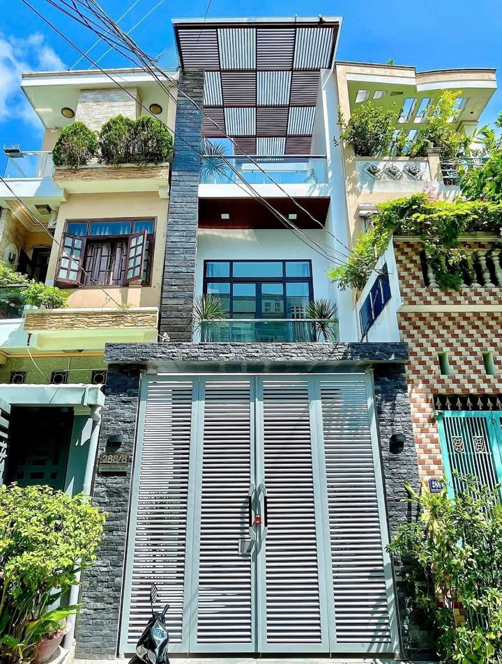 Nhà 3 tầng trên đường Nguyễn Văn Cừ, 94m² giá 6.85 tỷ - Thiết kế hiện đại ngay trung tâm!