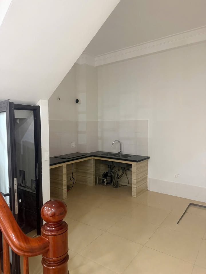 Nhà phố Ngọc Thụy Long Biên 40m² giá 7.55 tỷ - Ô tô đỗ cửa, thuận tiện giao thông!