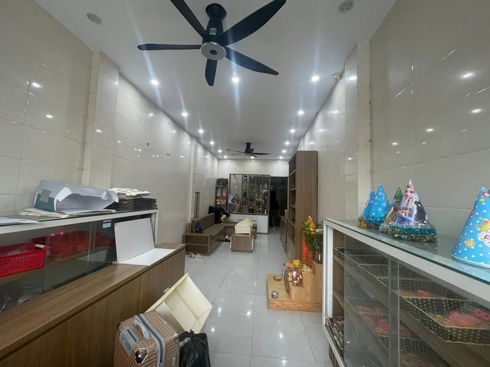 Nhà nguyên căn 3 tầng cho thuê tại Thành Thái, Nghệ An - Phù hợp mọi hình thức kinh doanh!