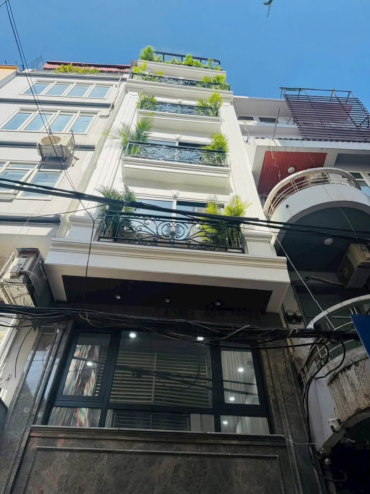 Nhà mặt phố Hoàng Quốc Việt 47m² giá thỏa thuận - Kinh doanh sầm uất, thang máy 7 tầng!