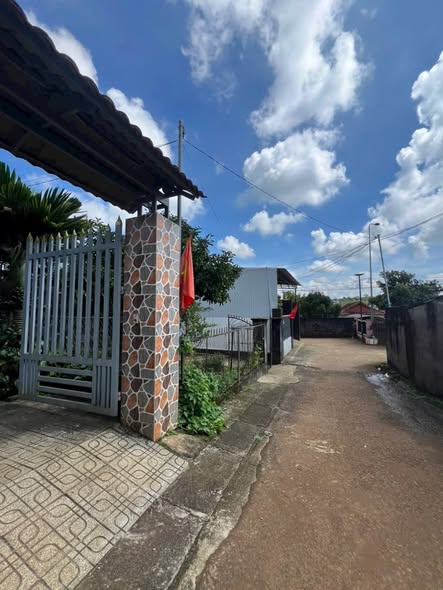 Nhà bán Bảo Lộc 182.6m² giá 2.3 tỷ - Đường thông thoáng, tiện ích đầy đủ!