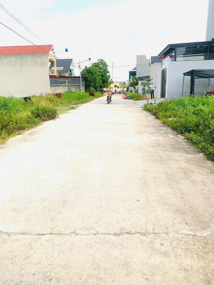 Đất Hậu Lộc 200m² giá 1.999 tỷ - Đường Nguyễn Tạo thông thoáng, tiện ích đầy đủ!