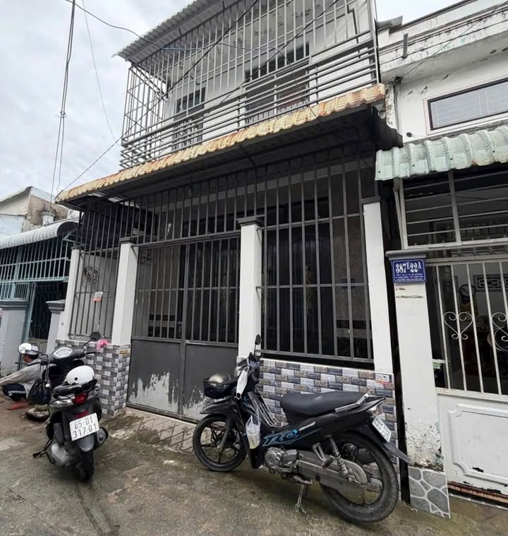 Nhà trệt lầu 3 phòng ngủ, 2WC tại hẻm 387 Trần Nam, Cần Thơ - Giá 2 tỷ hấp dẫn!