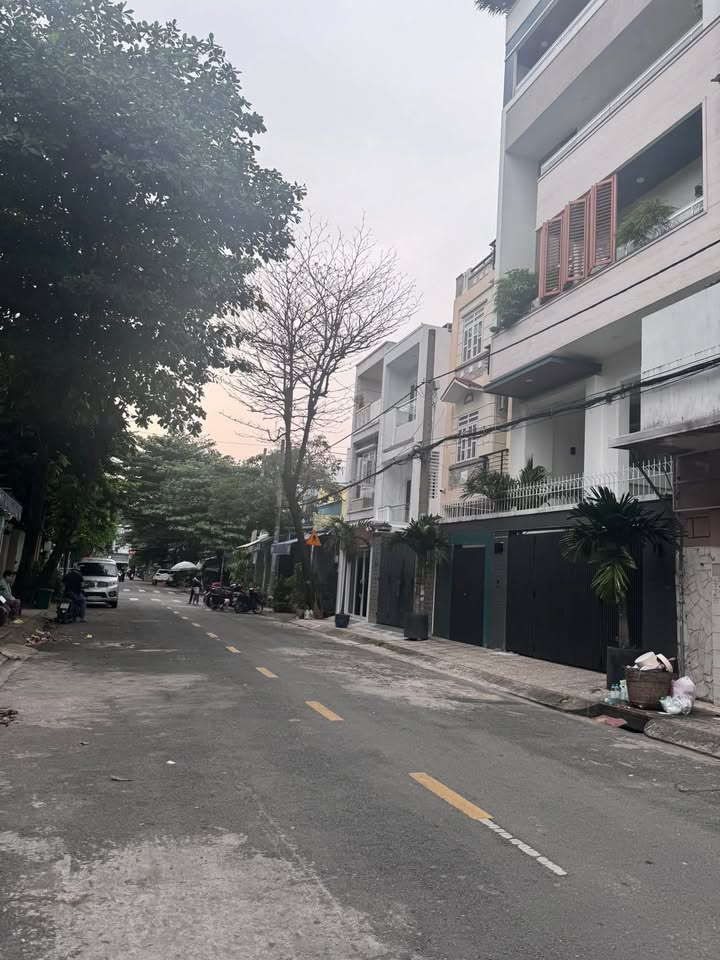 Nhà bán 216 Lê Lâm, quận Tân Phú 80m² giá 10.5 tỷ - Sẵn sàng vào ở!