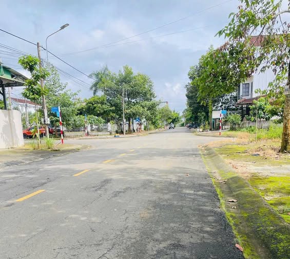 Bán gấp FrontHouse Đặng Trần Côn, Bảo Lộc 100m² chỉ 3.7 tỷ - Sổ đỏ chính chủ!