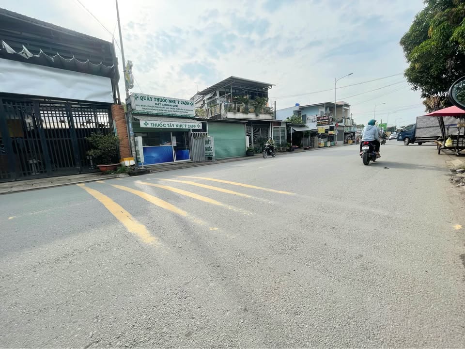 FrontHouse mặt tiền DT825 thị trấn Đức Hòa 94m² giá 8.8 tỷ - Kinh doanh thuận lợi!