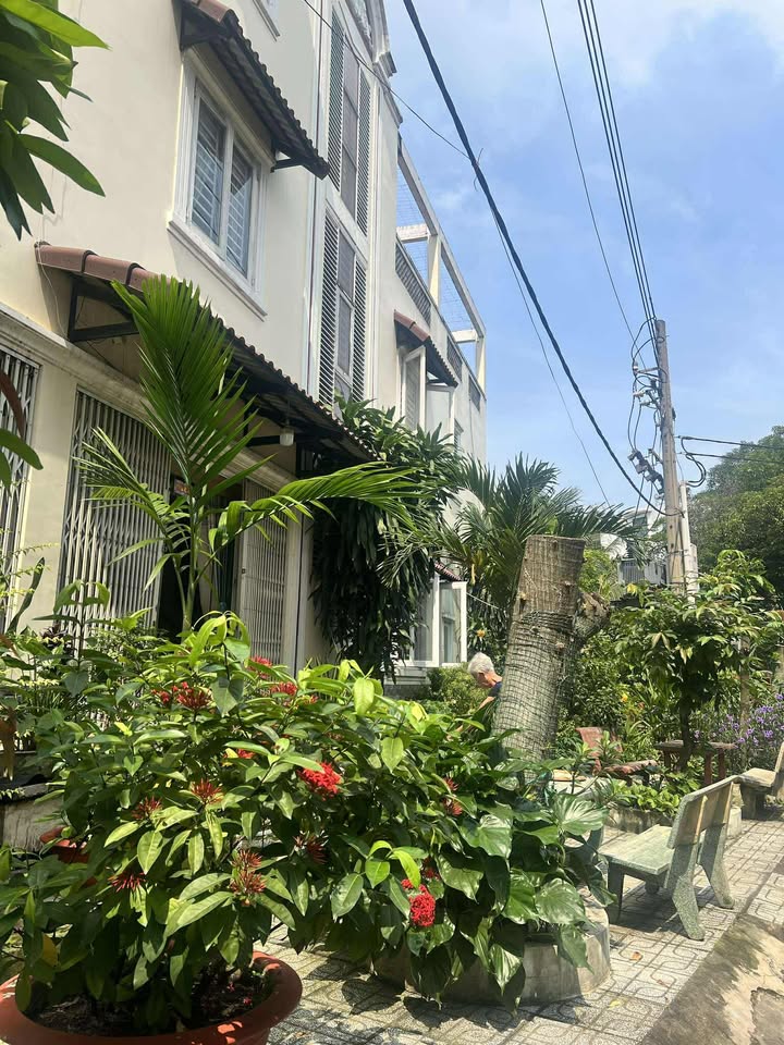 Nhà phố Tân Xuân Hóc Môn 200m² giá 10.9 tỷ - Căn góc hai mặt tiền đường!