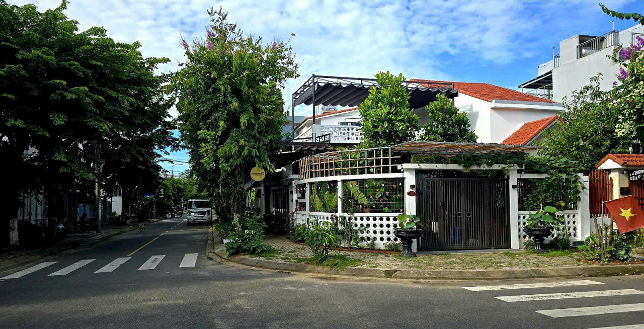 Nhà góc 2 mặt tiền Hòa Quý 162m² giá 9 tỷ - Thiết kế hiện đại, tiện ích đầy đủ!