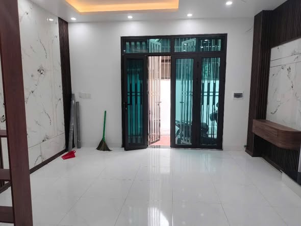 Nhà 3 tầng phường Kỳ Bá, 40m² giá 2 tỷ - Thiết kế tiện nghi, gần đường lớn!