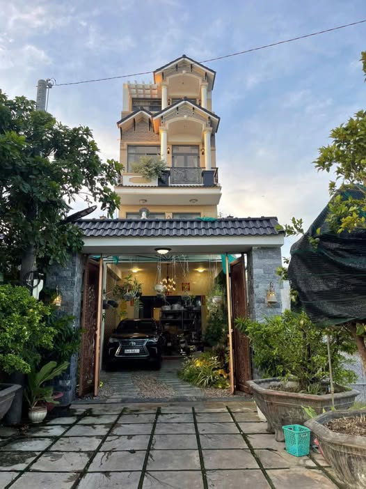 Nhà mặt tiền đường Lê Văn Tám, Trà Vinh 300m² giá 4.2 tỷ - Sở hữu ngay!