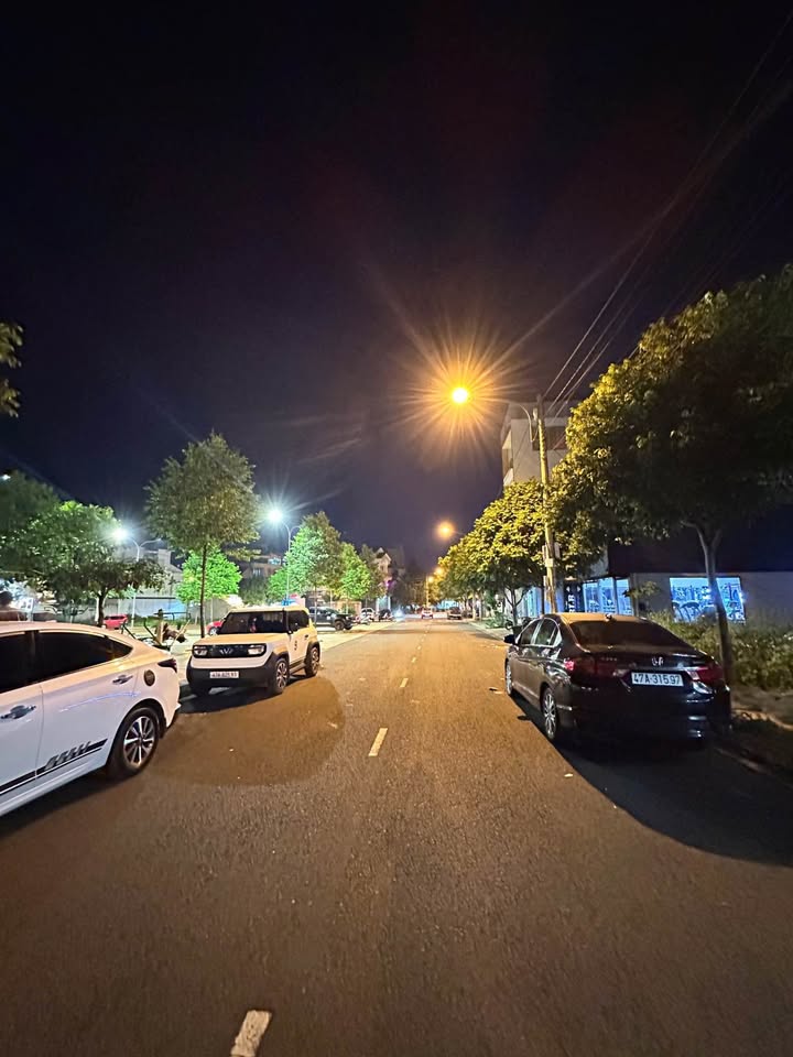 Nhà phố Phan Đăng Lưu, Buôn Ma Thuột 100m² giá 11.999 tỷ - Đối diện Hoa Viên, cho thuê ngay!