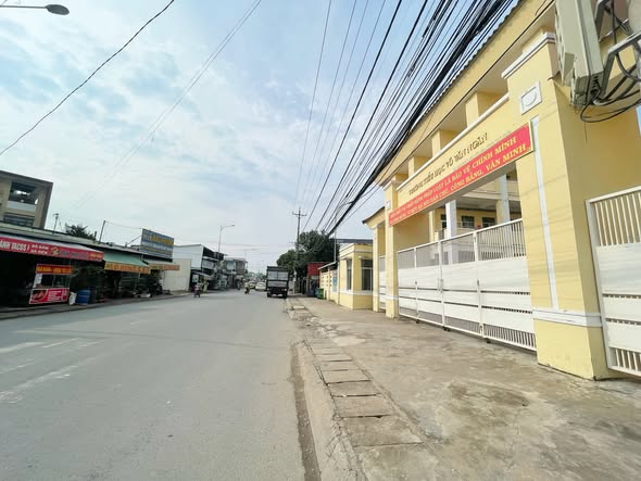 Nhà mặt tiền ĐT825, thị trấn Đức Hòa 94m² giá 8.8 tỷ - Kinh doanh thuận lợi!