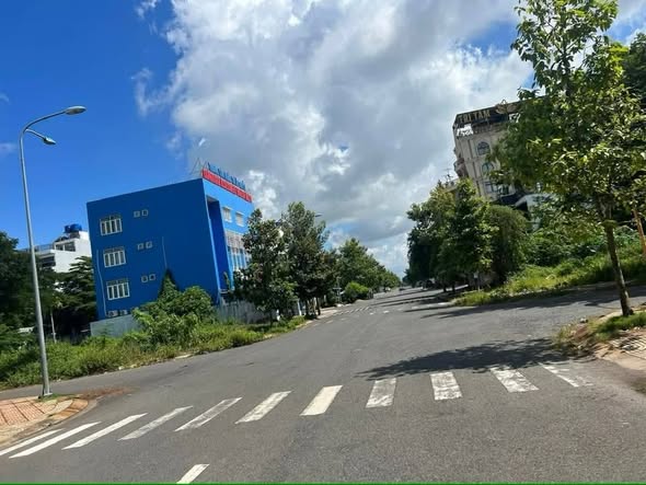 Bán lô biệt thự tại Bến Lức, Long An 240m² - Địa thế đắc địa, giá tốt!