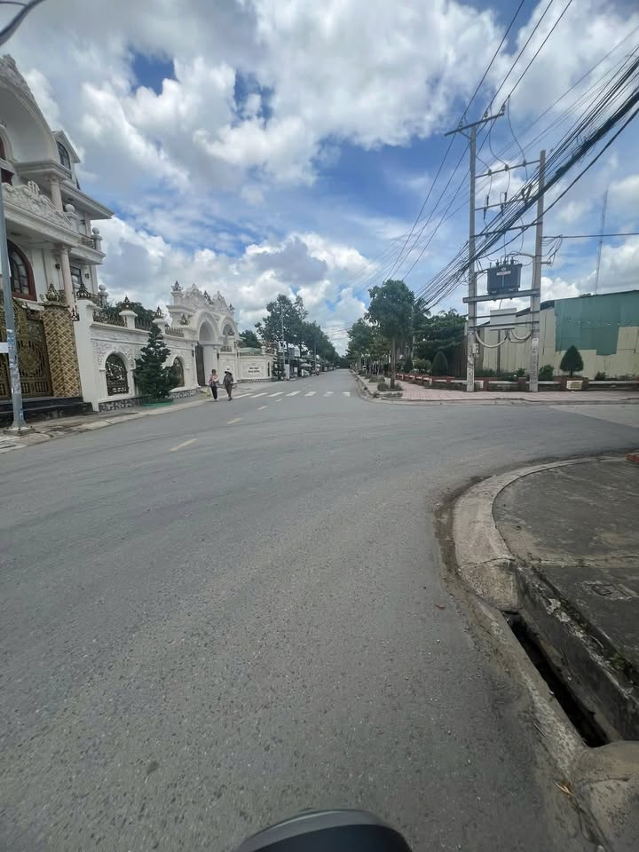 Bán đất tặng nhà cấp 4 tại Bến Lức, Long An 110m² - Vị trí kinh doanh đắc địa!