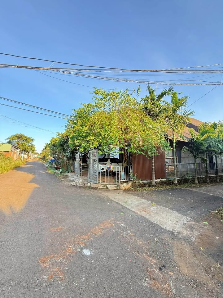 Nhà góc 2 mặt tiền đường nhựa Cư ÊBur 290m² giá 2.95 tỷ - Đầu tư sinh lời!