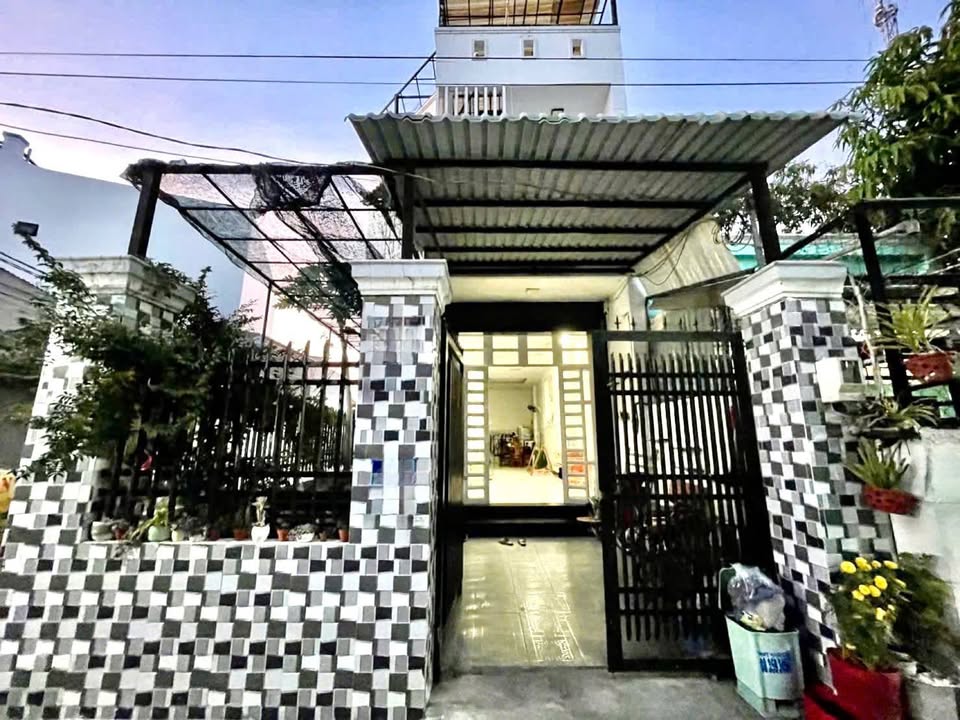 Nhà góc 2 mặt hẻm xe hơi Nguyễn Văn Tạo, Long Thới, Nhà Bè 93.5m² giá 4.1 tỷ - Nhà còn mới đẹp, xây dựng chắc chắn!