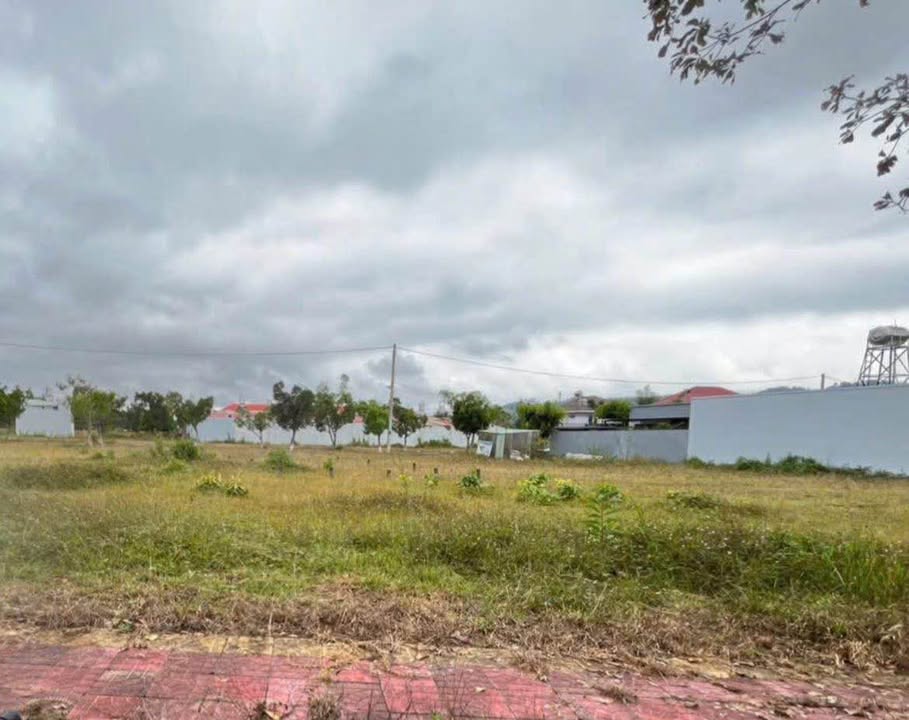 Đất khu Hoàng Thành, Đăk Cấm 200m² giá 700 triệu - Hỗ trợ nhanh chóng!