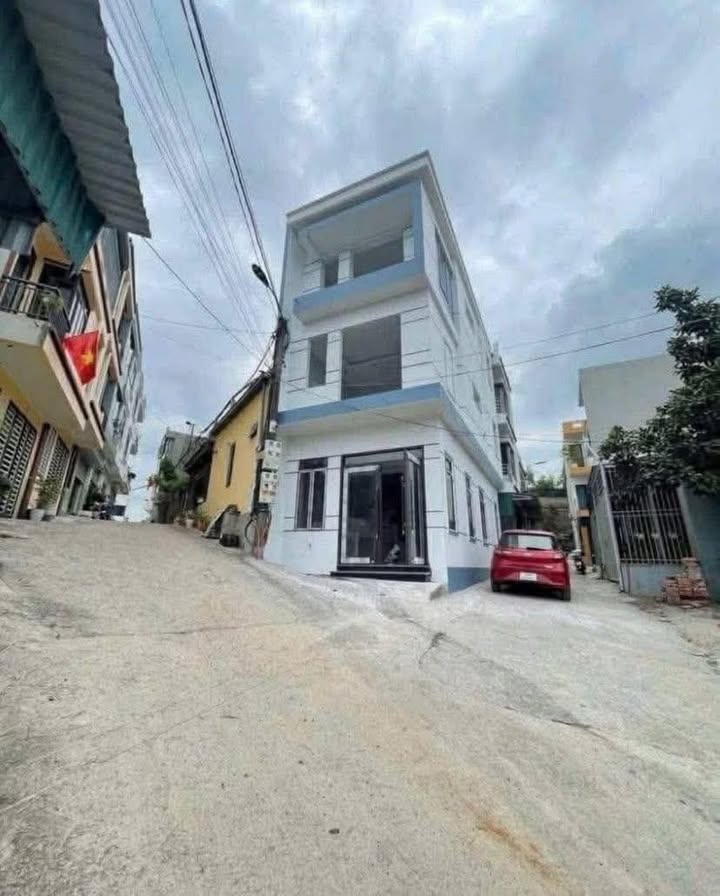 Nhà 3 tầng tại Hà Lầm, Hạ Long 180m² giá chỉ 2 tỷ - Thiết kế hiện đại, ô tô vào tận nơi!