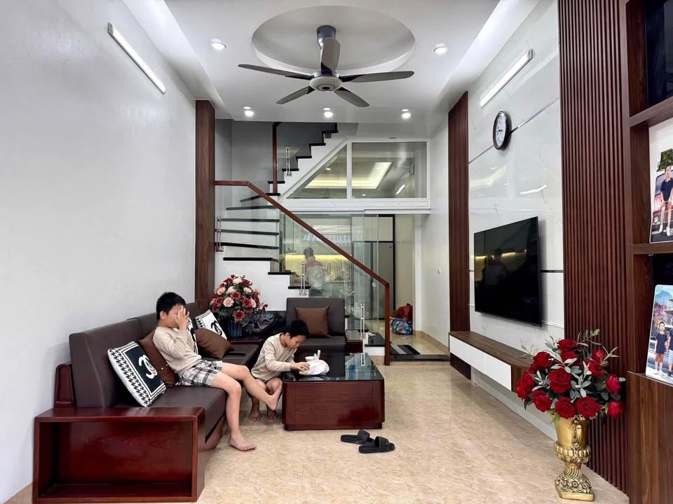 Nhà 4 tầng mặt đường Lưu Hữu Phước 38m² giá 4.5 tỷ - Kinh doanh thuận lợi!