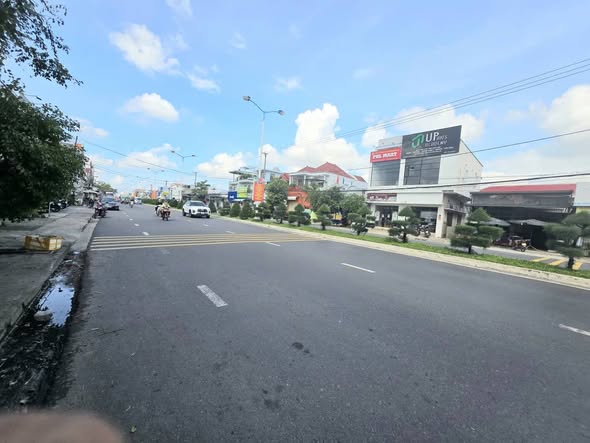 Nhà mặt tiền đường Xóm Cốm, Diên An 141.7m² giá 3.19 tỷ - Thiết kế hiện đại, sân đậu ô tô!