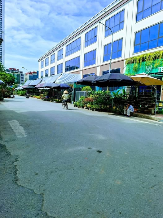 Nhà mặt phố Vạn Phúc, Hà Đông 140m² giá 42 tỷ - Kinh doanh sầm uất ngay!