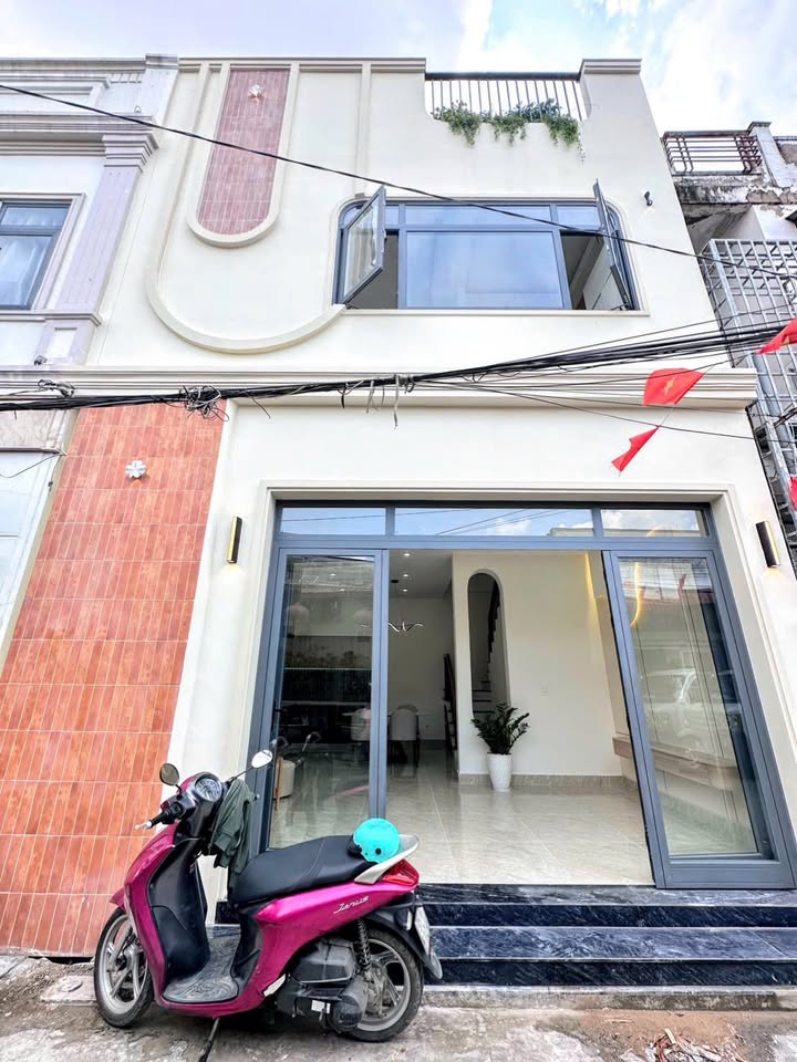 Nhà trệt lầu sân thượng hẻm Liên Tổ 9-10, đường Nguyễn Văn Cừ 43m² giá 3.55 tỷ - Đầu tư sinh lời!