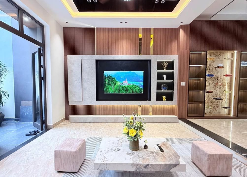 Nhà đẹp 3 tầng đường Trần Kim Xuyến, Hòa Xuân 100m² giá 8 tỷ - Full nội thất sang trọng!