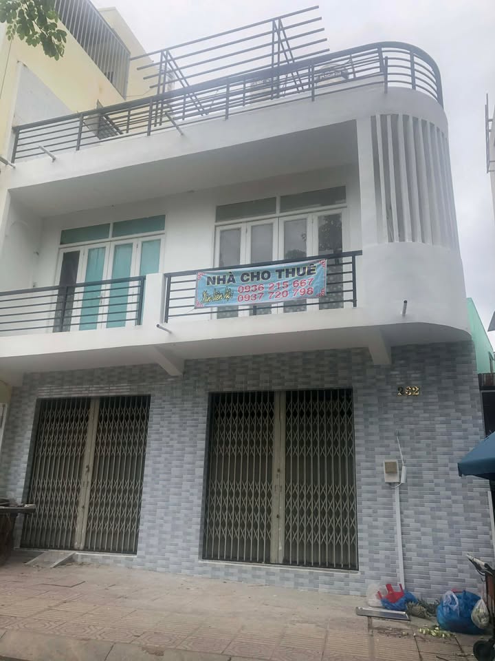 Nhà mặt tiền đường Bến Vân Đồn, Quận 4 - Cho thuê giá thỏa thuận, vị trí đắc địa!