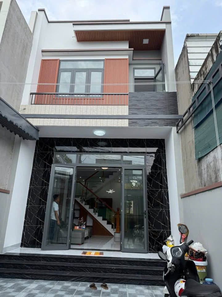 Nhà 1 Trệt 1 Lầu Bình Chánh 100m² giá 1.96 tỷ - Tặng nội thất cơ bản!