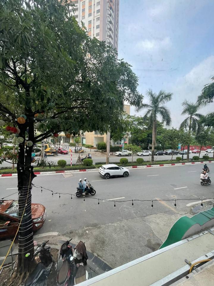 Tòa nhà mặt phố Tân Mai 100m² giá 42 tỷ - Đầu tư sinh lời ngay lập tức!