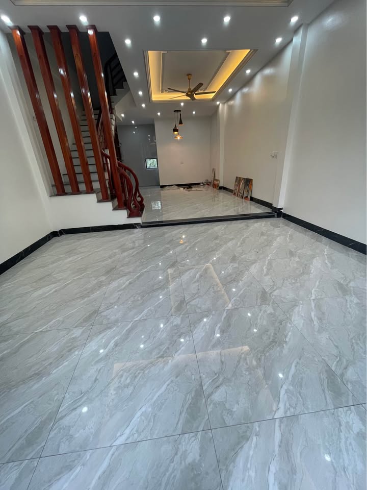 Nhà 3 tầng Ninh Tiến, 66m², giá 3 tỷ - Hướng Đông Nam, tiện ích đầy đủ!