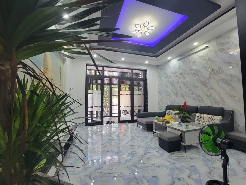 Nhà 3 tầng mặt tiền đường Ngọc Hồi, quận Thanh Khê, Đà Nẵng 75m² - Sổ hồng đầy đủ, giá chỉ 7.2 tỷ!