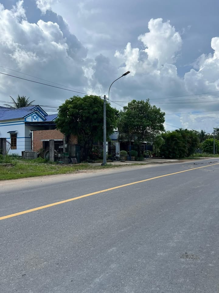 Đất nền mặt tiền Trần Hưng Đạo, Lạc Tánh 27.000m² giá chỉ 2.5 tỷ - Cơ hội đầu tư tuyệt vời!