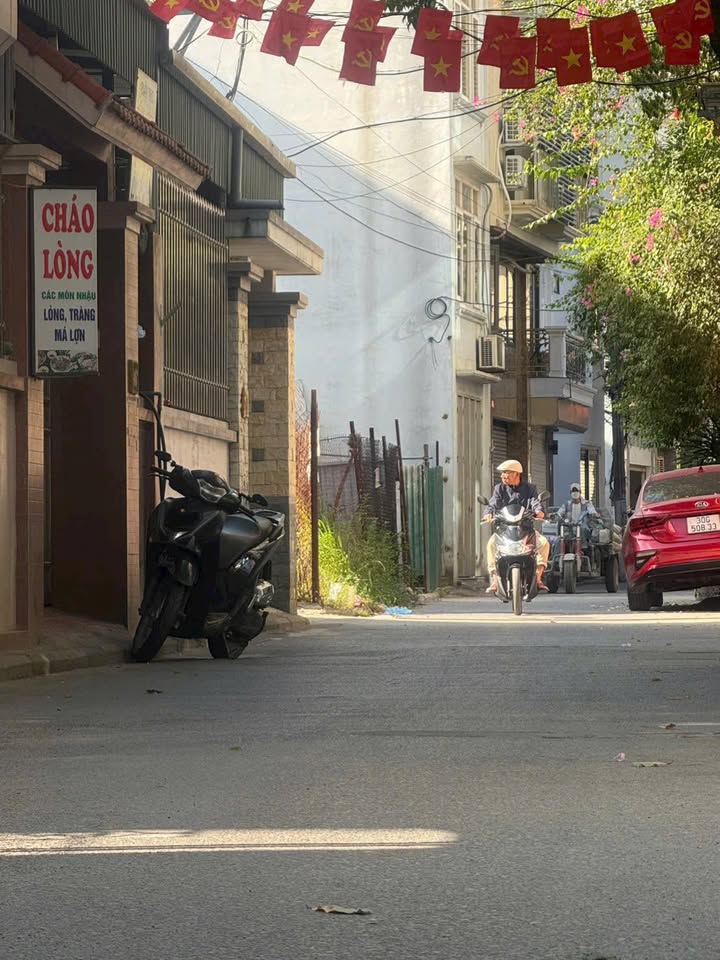 Đất Việt Hưng Long Biên 35m² giá 8.2 tỷ - Đường ô tô vào tận nơi!