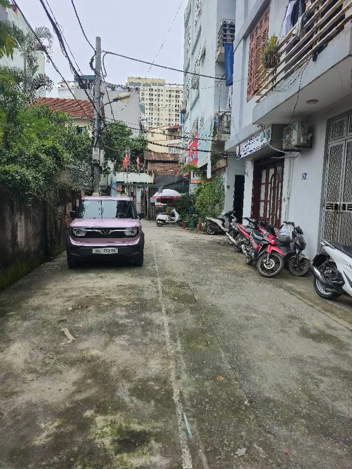 Đất tặng nhà cấp 4 Hoàng Quốc Việt 42m² - Mặt tiền 4m, ô tô vào nhà
