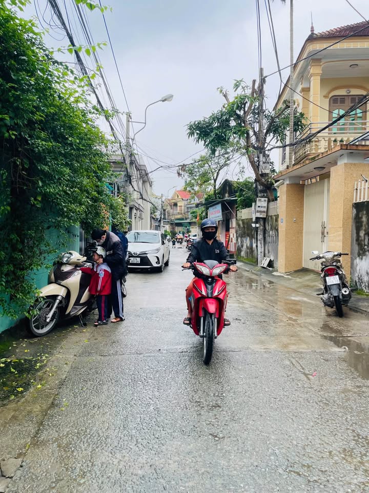 Đất kèm nhà cấp 4 tại Ngõ Nguyễn Thiếp, Vinh 122.8m² giá 3 tỷ - Vị trí trung tâm, sinh khí tốt!