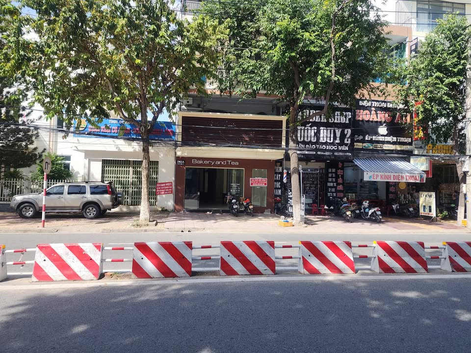 Mặt bằng kinh doanh cho thuê tại Ngô Gia Tự, 100m² - Vị trí đắc địa, sẵn sàng hoạt động!