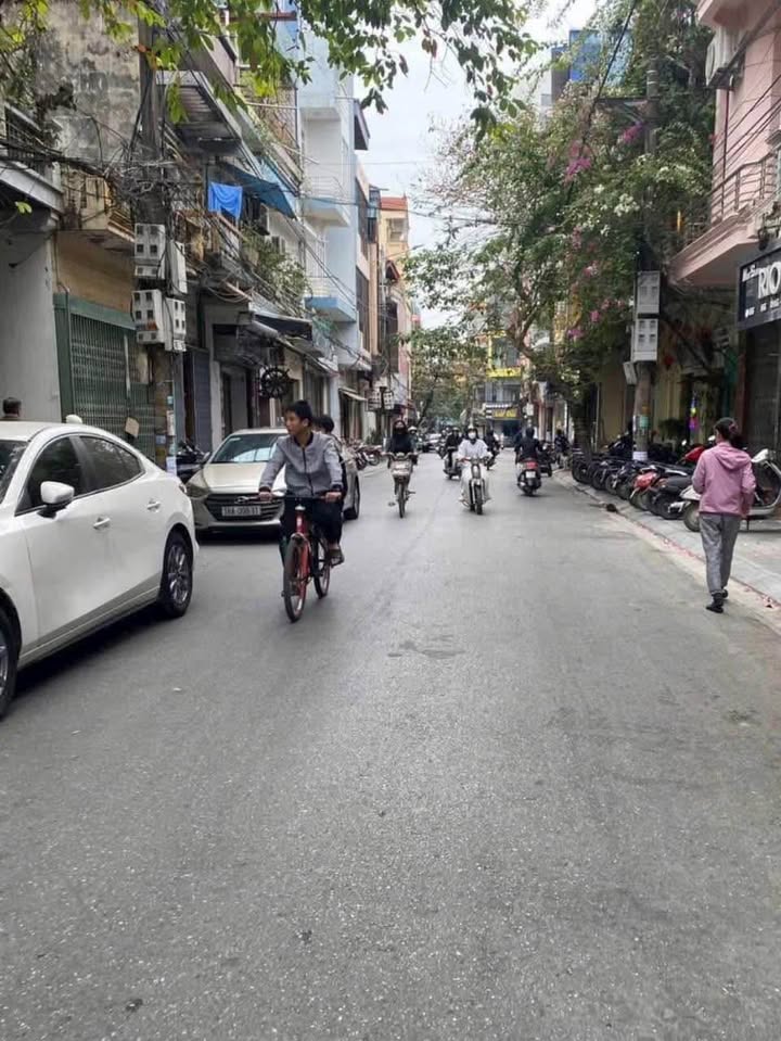 Bán nhà 2 tầng mặt đường Hàng Cấp 93m² giá 13 tỷ - Kinh doanh thuận lợi!