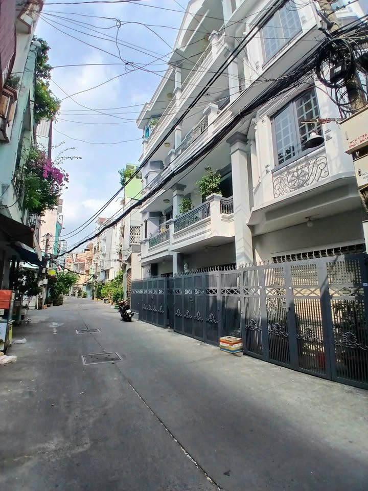 Nhà 4 tầng Lê Đại Hành, Quận 11, 65m² chỉ 9.5 tỷ - Kinh doanh thuận lợi!