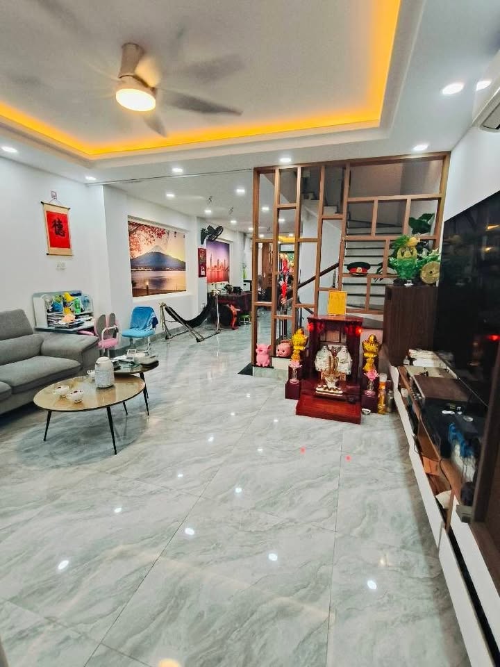 Nhà mặt tiền Phạm Hùng, Bình Chánh 110m² giá 15.5 tỷ - Sẵn sàng kinh doanh ngay!