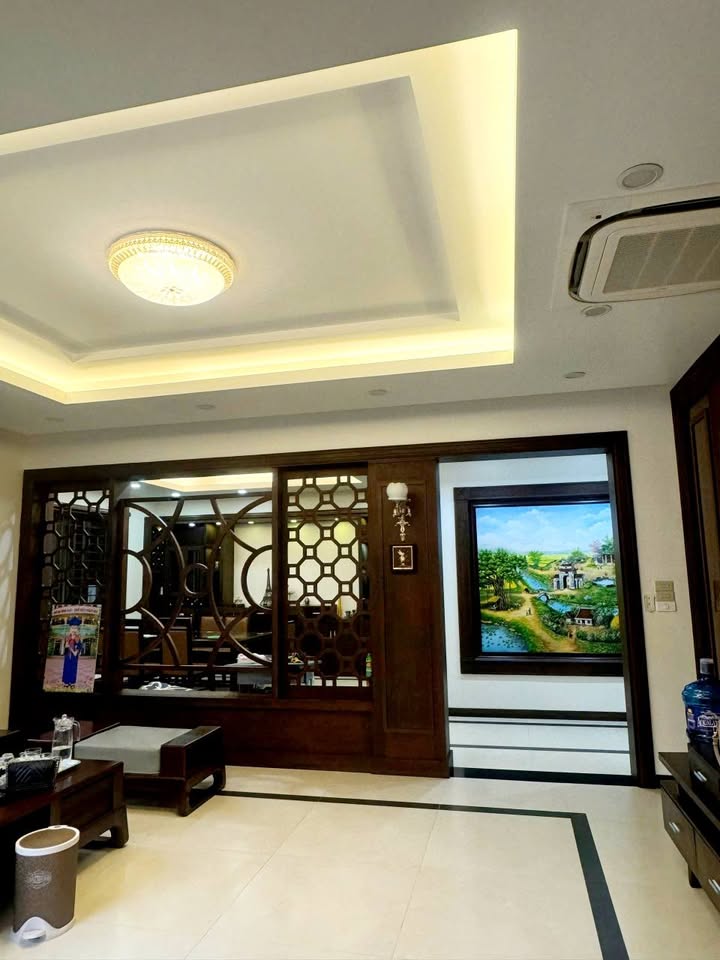 Biệt thự hiện đại đường Lạc Long Quân 160m² giá 1 tỷ - Sang trọng và đẳng cấp!