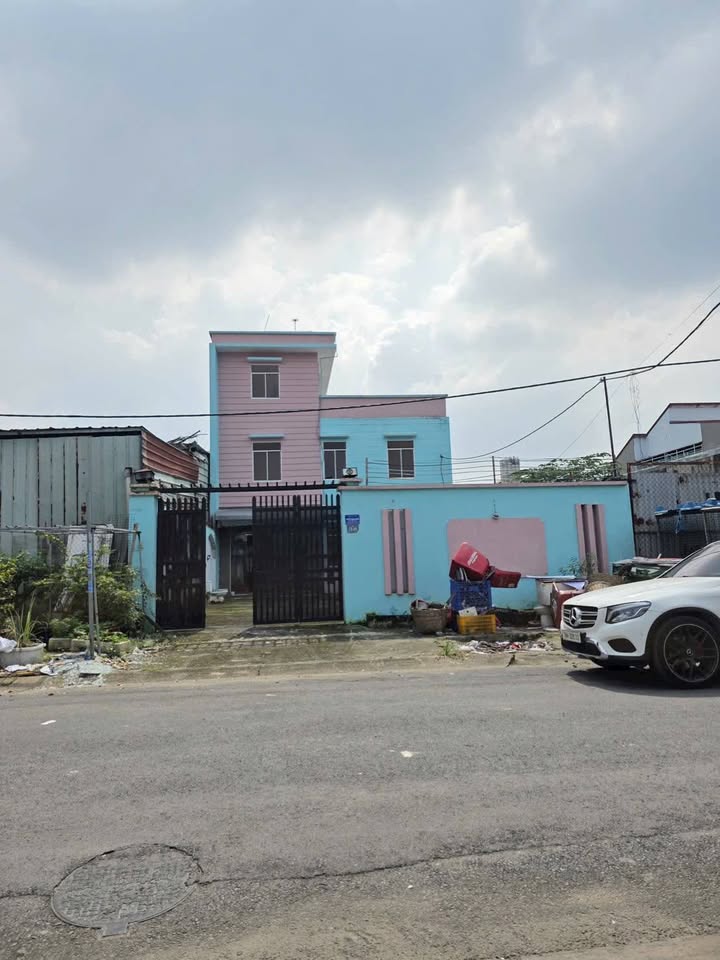 Khách sạn chính chủ bán gấp tại Dĩ An 300m² giá 8.8 tỷ - Tiềm năng kinh doanh cao!